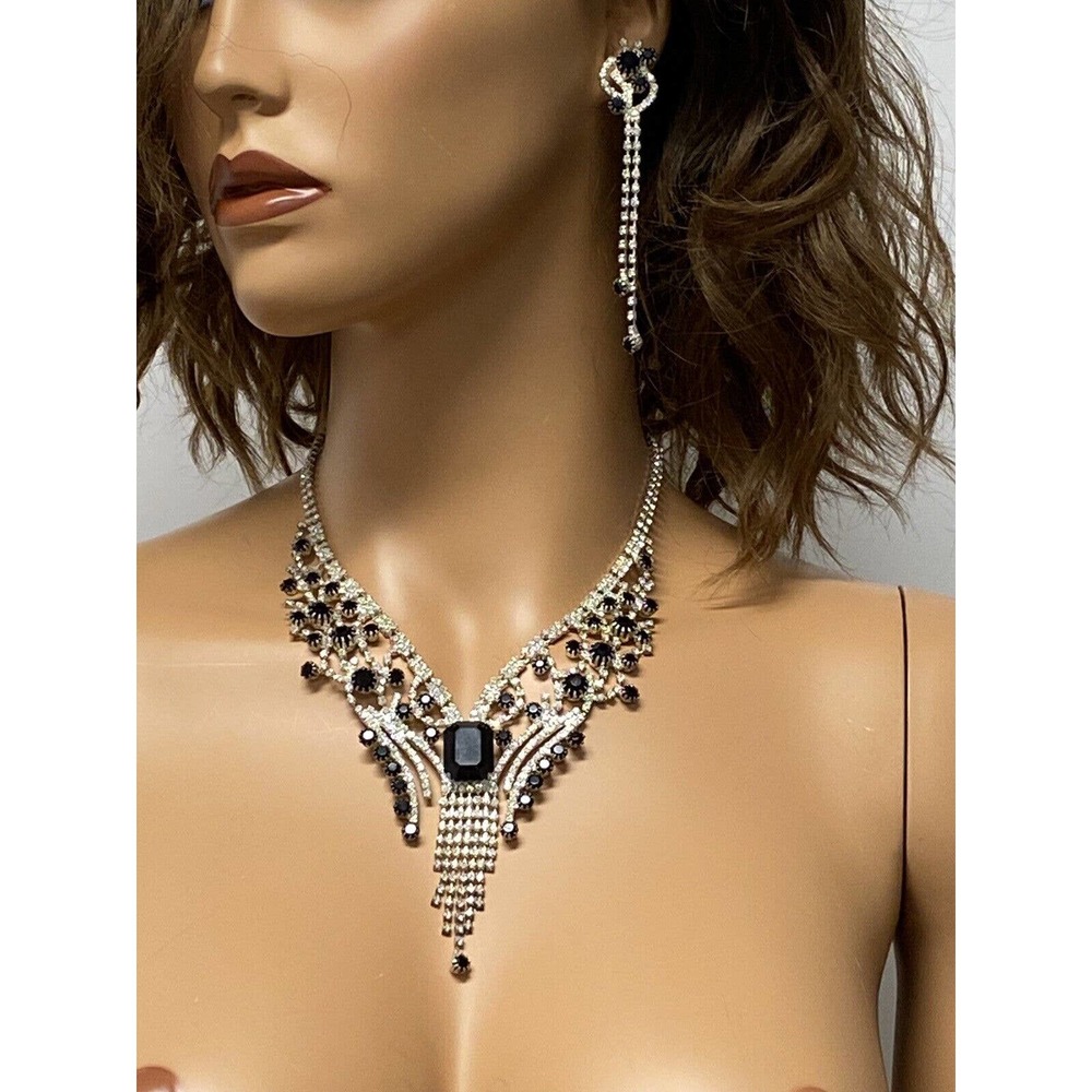 stunning necklace And Earrings Clear And Black Color studded Elegant Style
